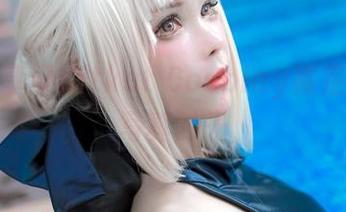 放松，享受Kitkat Cosplay裸足的免费写真时光